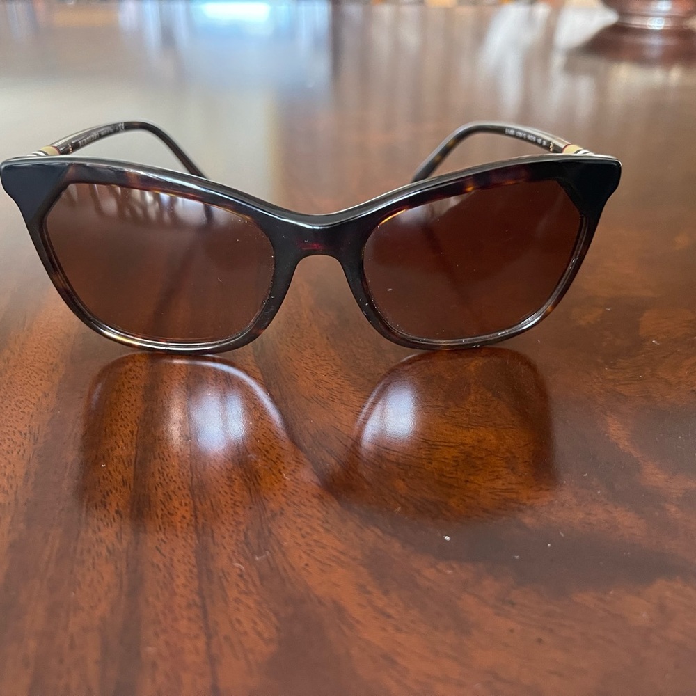 Beautiful Burberry sunglasses - Picture 6 of 7